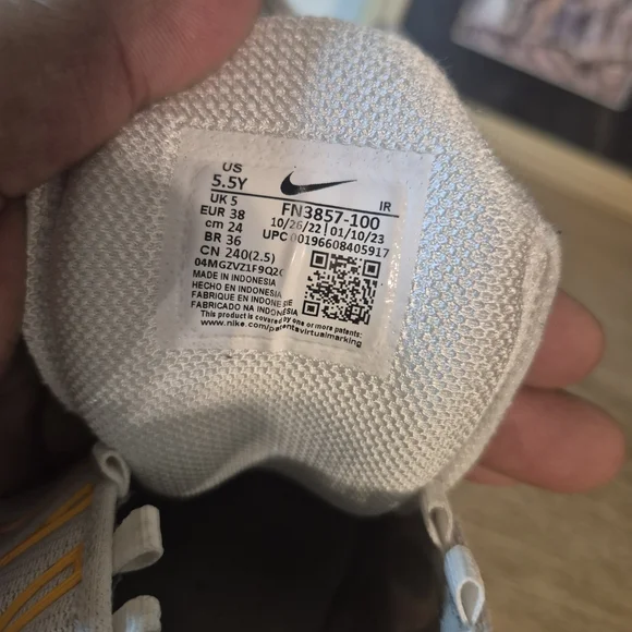 Nike Air Max Plus Sneakers(One shoelace is missing and it needs to be cleaned) - Picture 2 of 8